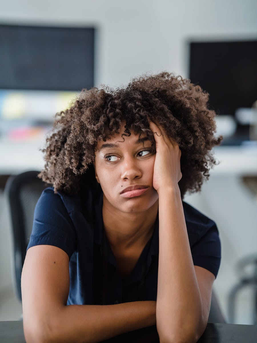 Mulher com expressão de cansaço e reflexão