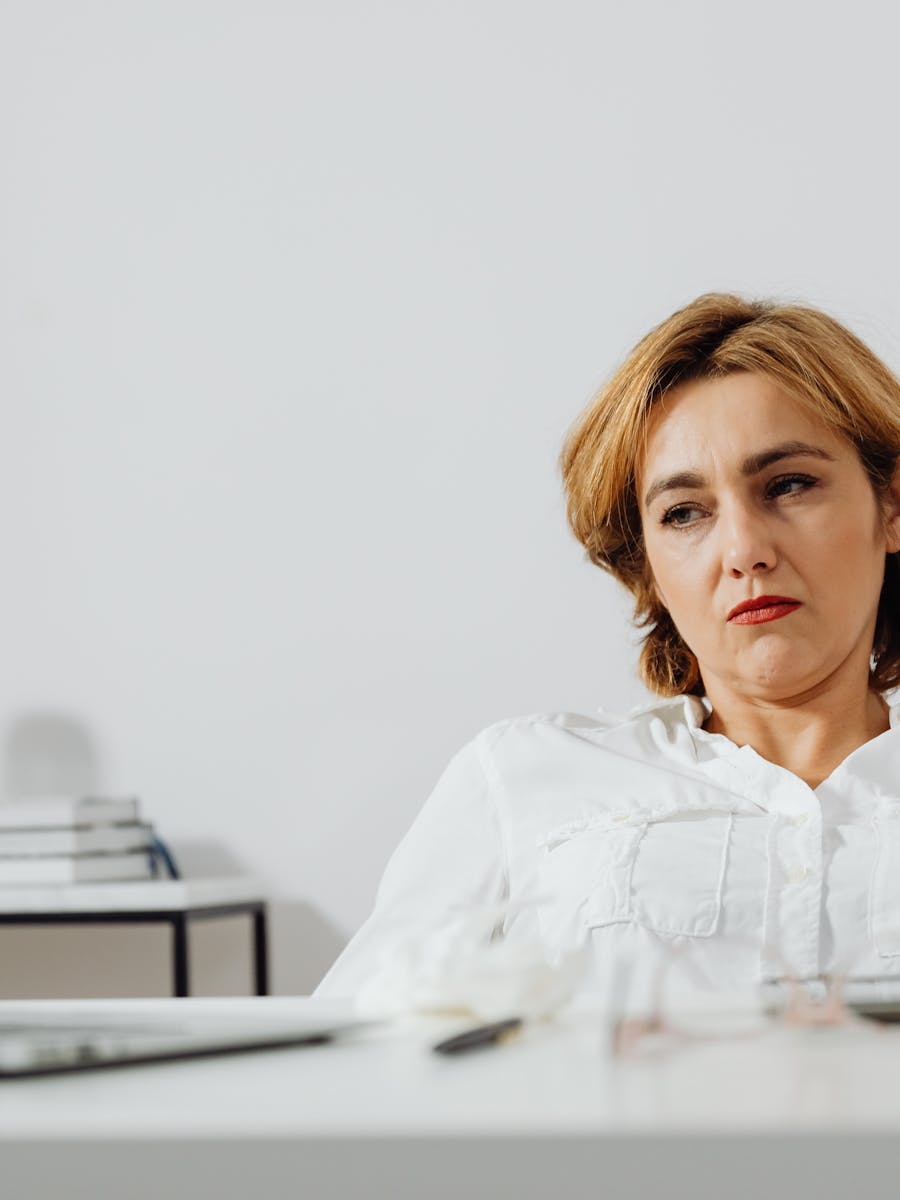 Mulher cansada trabalhando em casa