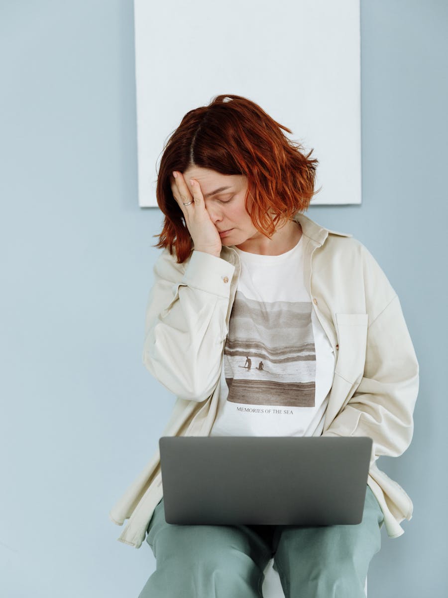 Mulher estressada e sobrecarregada com a rotina